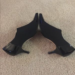 Donald J Pliner Black Patent Stretch Shoes